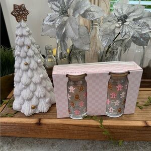Peppermint and Pine Gingerbread
Set of 2 Glass Sippers with Lid and Straw